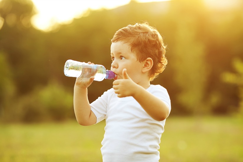 ¿Cuánta agua debe beber un niño?