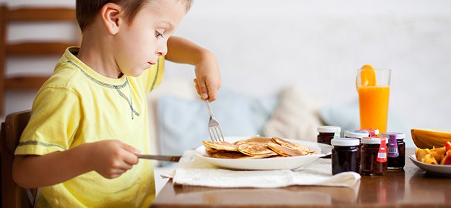 Cómo enseñar a usar los cubiertos